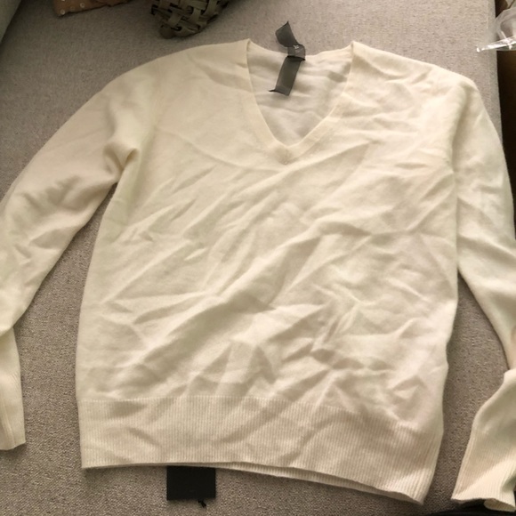 BRAND NEW Naadam off white V-neck cashmere sweater